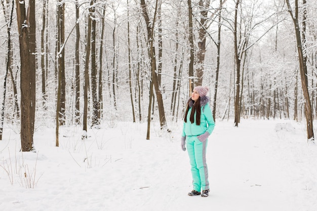 Belle fille en hiver à l'extérieur. Noël.