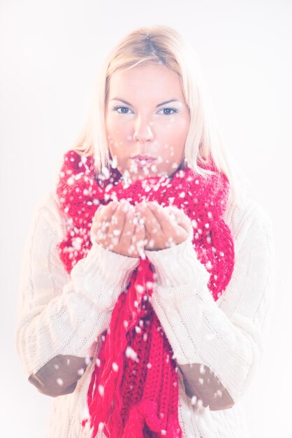 Belle fille d'hiver heureuse poudrerie dans l'air.