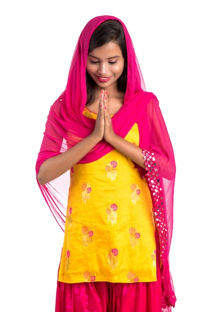 Belle fille indienne avec bienvenue, salutation Namaste