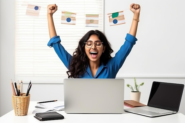 Une belle fille indienne célèbre sa victoire en ligne devant un bureau