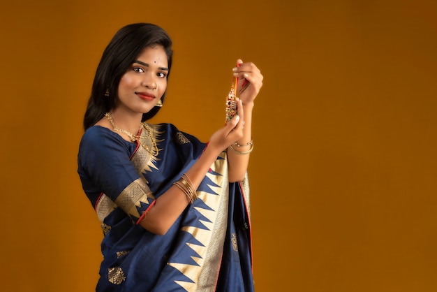 Belle fille indienne montrant Rakhis à l'occasion de Raksha Bandhan. La sœur attache Rakhi comme un symbole d'amour intense pour son frère.