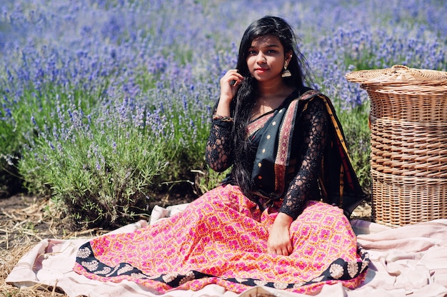 Belle fille indienne porter saree inde robe traditionnelle dans le champ de lavande pourpre.