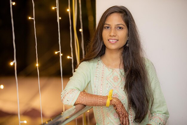 Photo belle fille indienne en vêtements ethniques au mariage