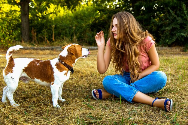 Belle fille jouant avec un chiot beagle