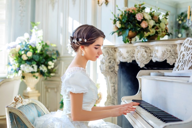 belle fille jouant du piano, dans une belle robe à l&#39;intérieur