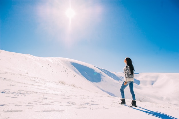 belle fille jouissant du soleil, journée d&#39;hiver dans les montagnes