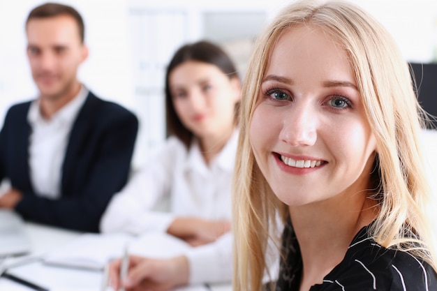 Belle fille joyeuse souriante au lieu de travail