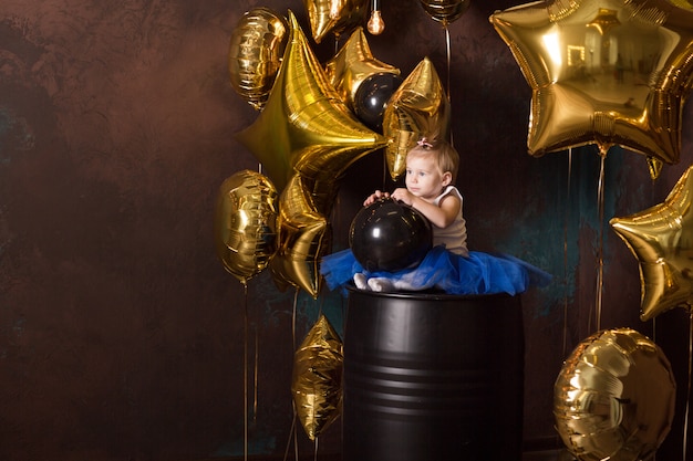 Belle fille en jupe princesse bleue avec des ballons