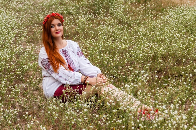 Belle fille en jupe ukrainienne brodée et rouge