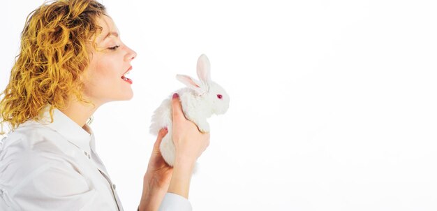 Belle fille avec lapin de pâques femme sexy avec petit lapin mignon bébé poilu lièvre