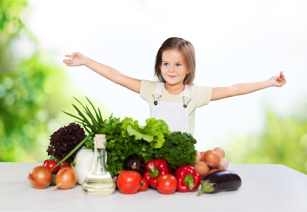 Belle fille avec des légumes colorés sur fond flou