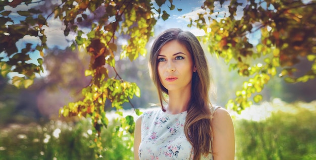 Belle fille lors d'une promenade dans le parc