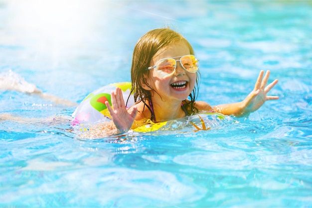 Belle fille à lunettes de sport à la piscine en été