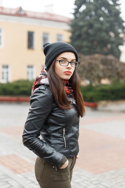 Belle fille avec des lunettes