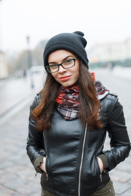 Belle fille avec des lunettes