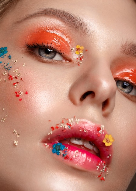 Belle fille avec maquillage d'art et visage de beauté de fleurs Photos prises en studio