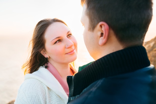 Une belle fille maquillée regarde le gars qui se tient dos à la caméra