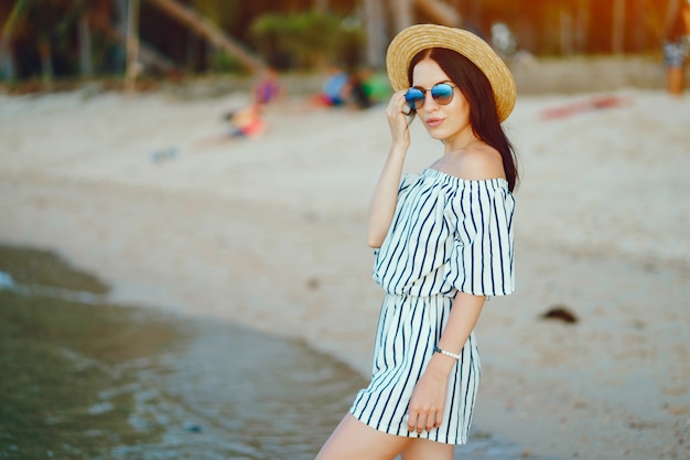 belle fille marchant le long de la plage en Thaïlande