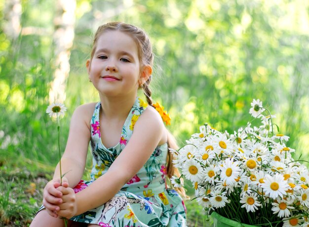 Photo une belle fille avec des marguerites se promène en été photosession happiness walk summer time