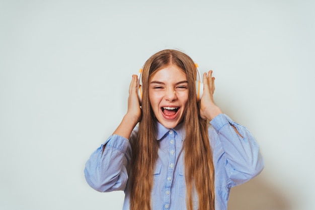 Belle fille mignonne à l'école primaire à la maison