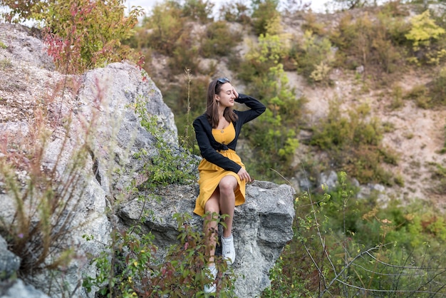 Belle fille mince posant dans la nature en été.