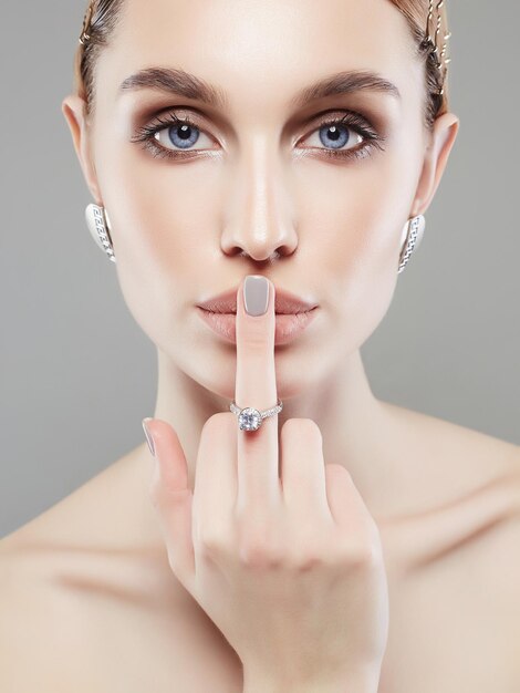 une belle fille montrant un doigt avec une bague de mariage