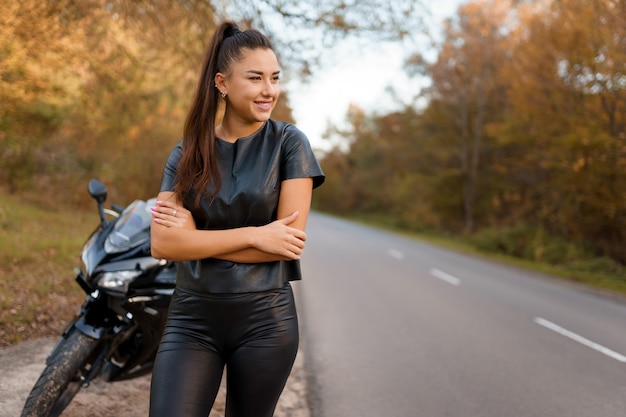 Belle fille sur une moto de sport