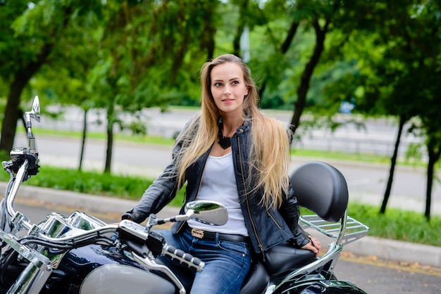 Belle fille sur une moto.