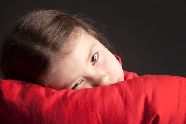 Belle fille avec des nattes veut dormir