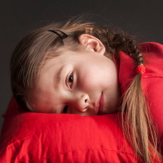 Belle fille avec des nattes veut dormir