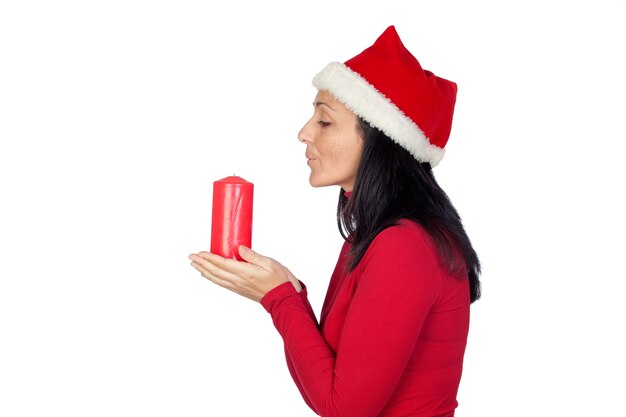 Belle fille avec Noël souffle une bougie sur un fond blanc