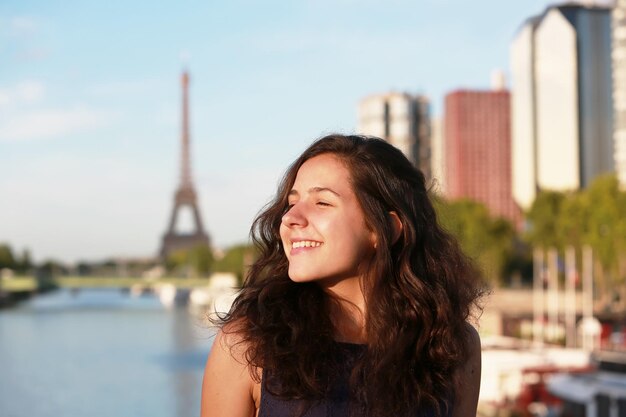 Belle fille à Paris, France