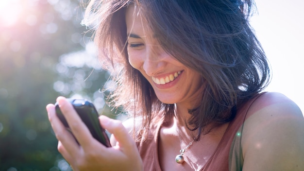 Photo belle fille parlant au téléphone