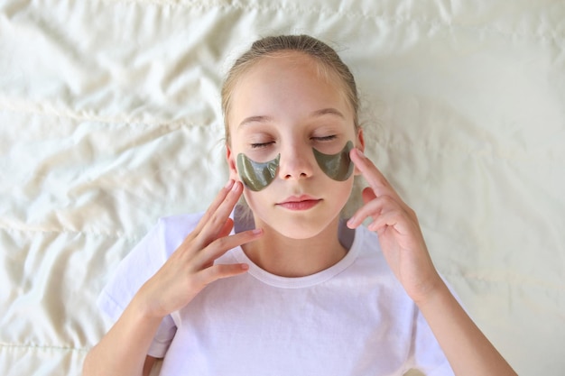 Belle fille avec des patchs d'hydrogel sous les yeux Vue de dessus