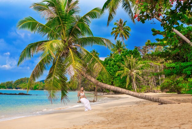 Belle fille sur une plage tropicale