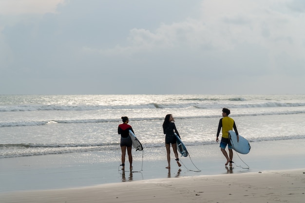 Belle fille sur une planche de surf dans l&#39;océan