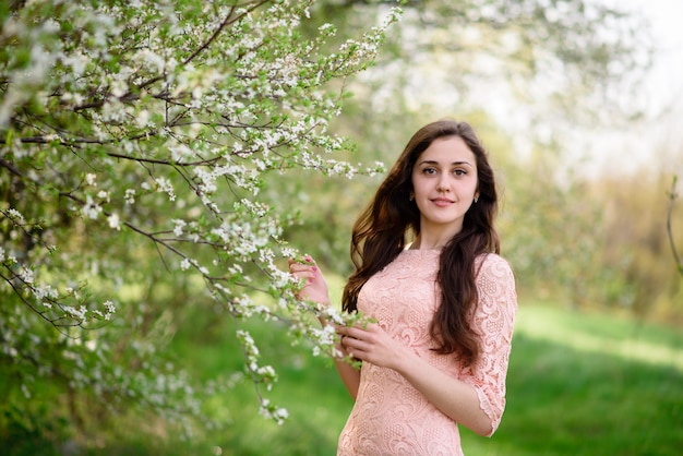 Belle fille en plein air au printemps.