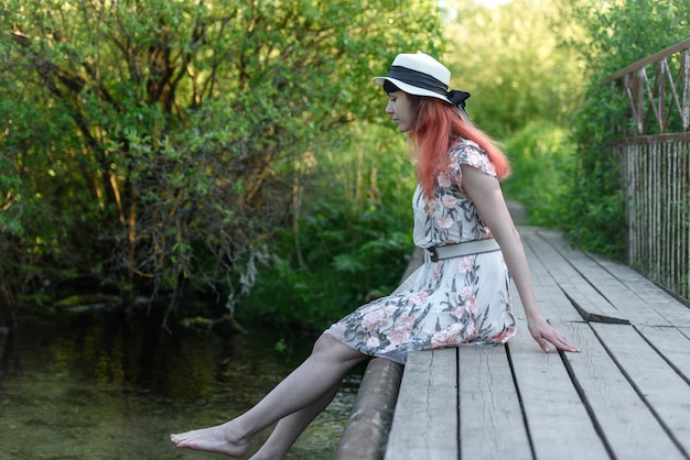 Belle fille sur le pont