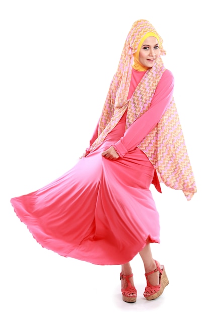 Photo belle fille portant un costume musulman rose