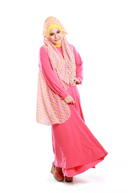 Belle fille portant un costume musulman rose