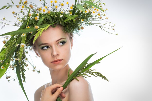 Belle fille portant une couronne de fleurs sauvages