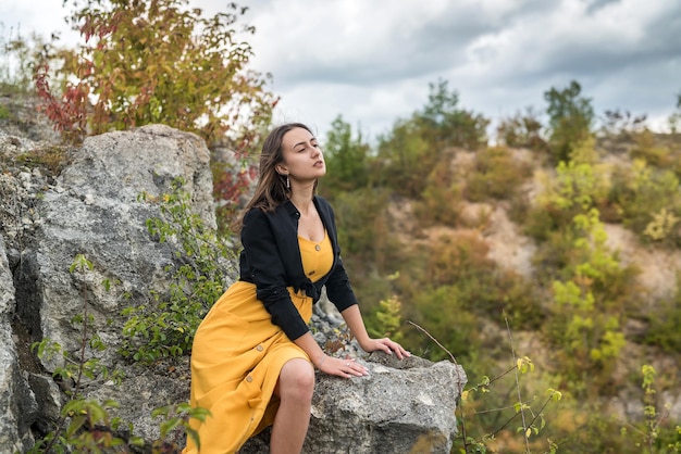 Belle fille posant dans la nature en été