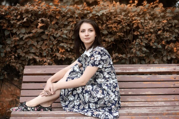 Belle fille pour une promenade en automne