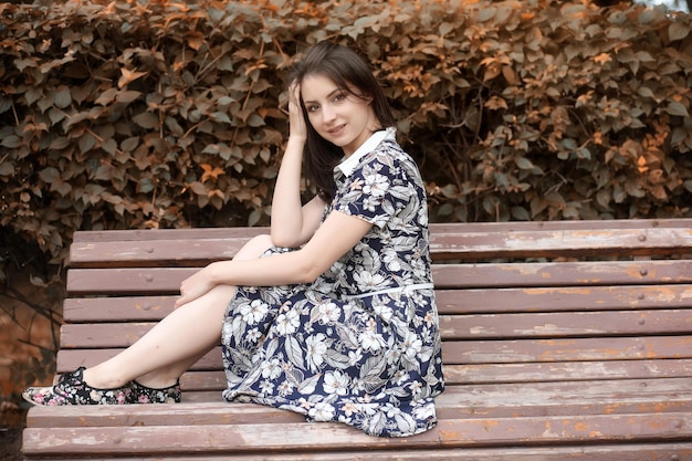 Belle fille pour une promenade en automne