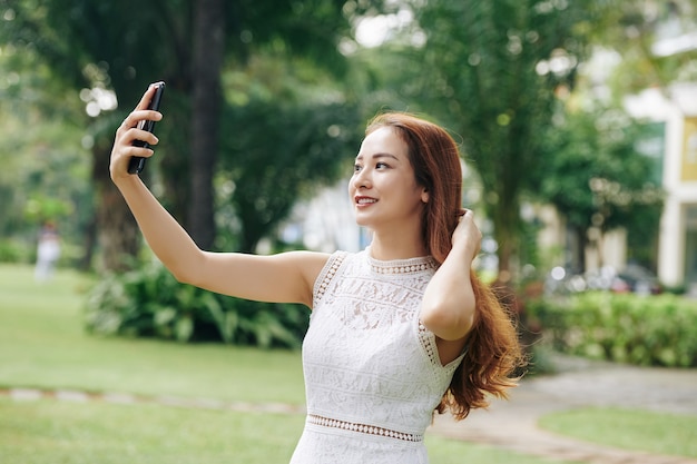 Belle fille prenant selfie