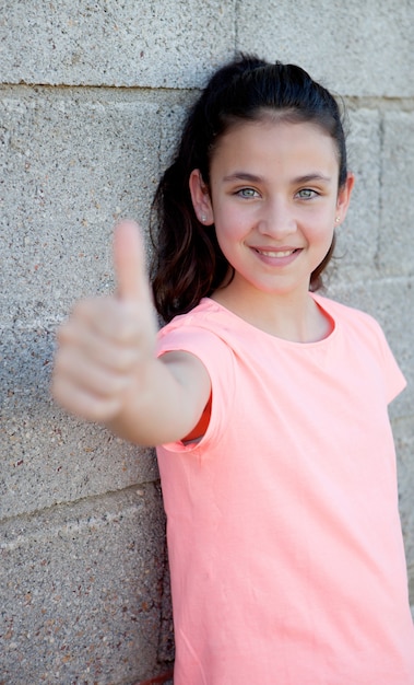 Belle fille preteen aux yeux bleus dire Ok