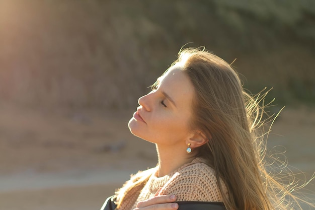 Photo une belle fille profite du soleil belle femme