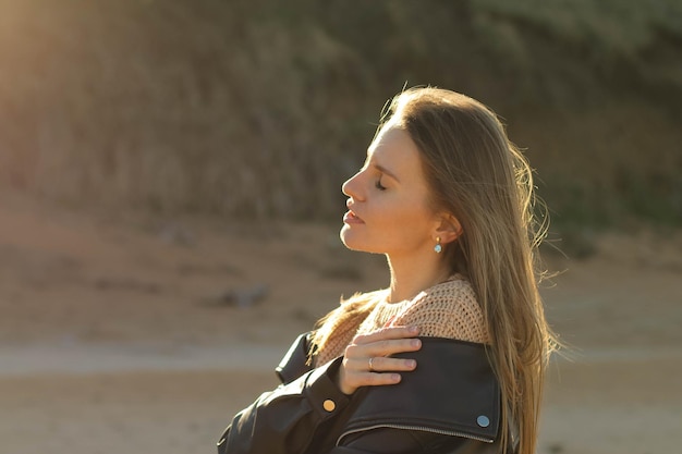 Une belle fille profite du soleil Belle femme