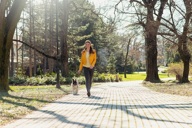 Belle fille promener son chien dans le parc