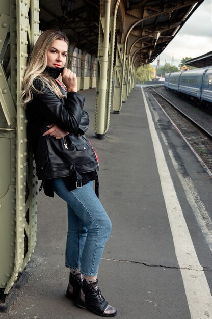 Belle fille sur le quai de la gare